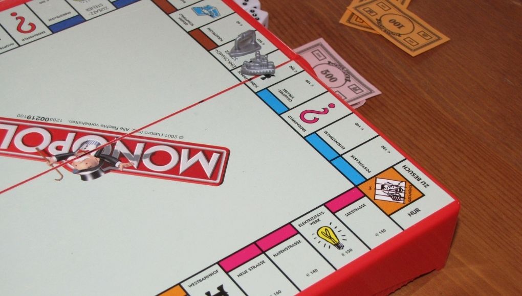 How to play Monopoly?
